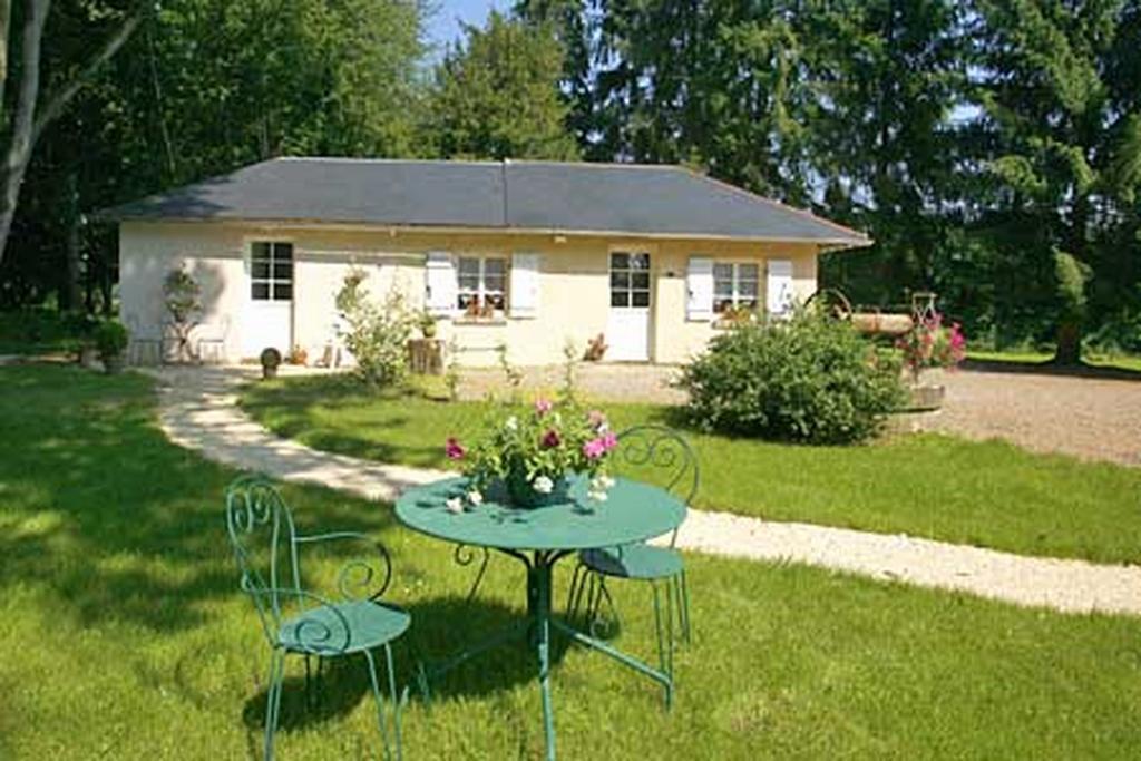Hotel Les Grands Chenes Saint-Fargeau  Exterior photo